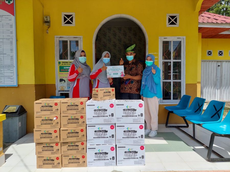 Anggota DPD/MPR-RI Dr.Hj.Instiawati Ayus Beri Bantuan Makanan Balita Dan Ibu Hamil Di Pukesmas Tanah Putih Di Salurkan Oleh Rahmat Pantun