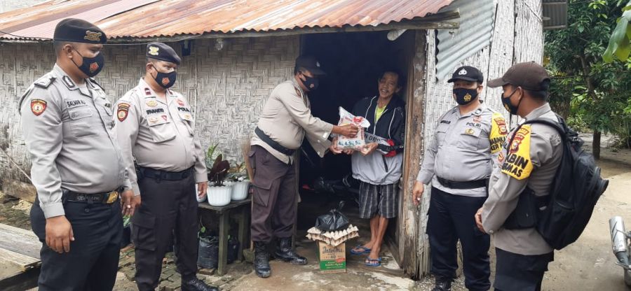Berbagi Jumat Barokah, Polsek TPTM Salurkan Bantuan Sembako Bagi Warga Kurang Mampu