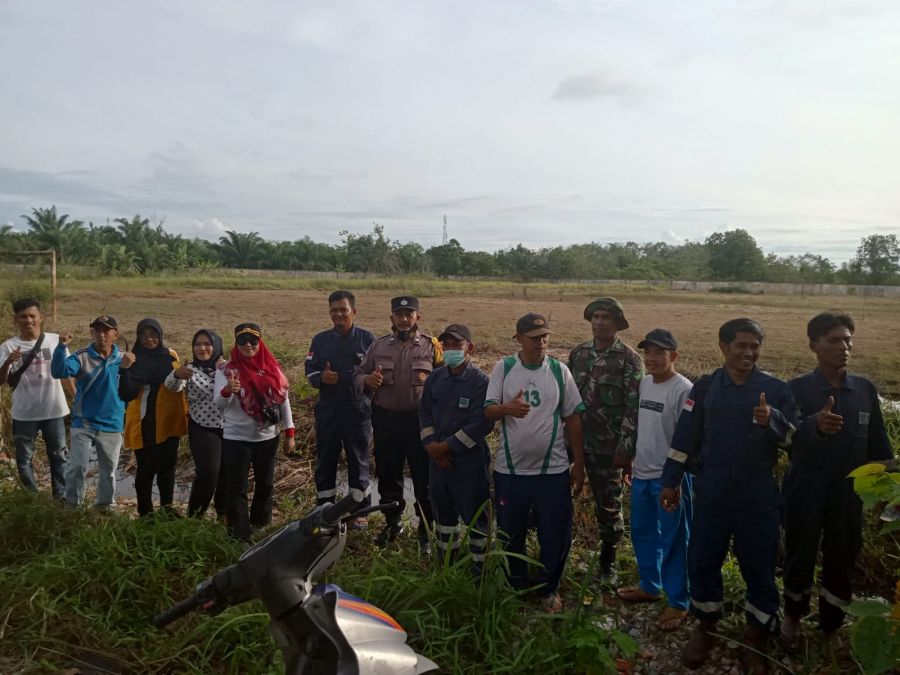 Datin PJ Penghulu Bersama Dengan Pemuda Melayu Besar Perbaiki Lapangan Sepak Bola yang sudah Terbengkalai