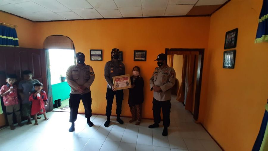 HUT Bhayangkara ke 75, Polsek TPTM Anjangsana Warakawuri Polri Beri Bingkisan