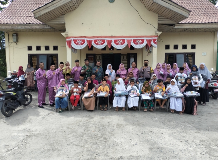 Pemerintah Kepenghuluan Melayu Besar Serahkan Bantuan Peralatan Sekolah Untuk Anak SD Bantuan Pendidikan