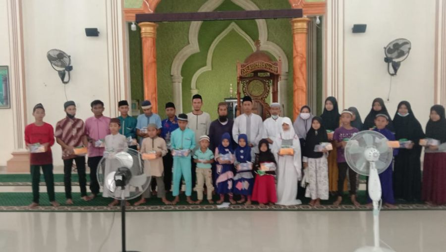 Pengurus Masjid Besar Syekh Zainuddin Koalo Tanah Putih Santuni Anak Yatim
