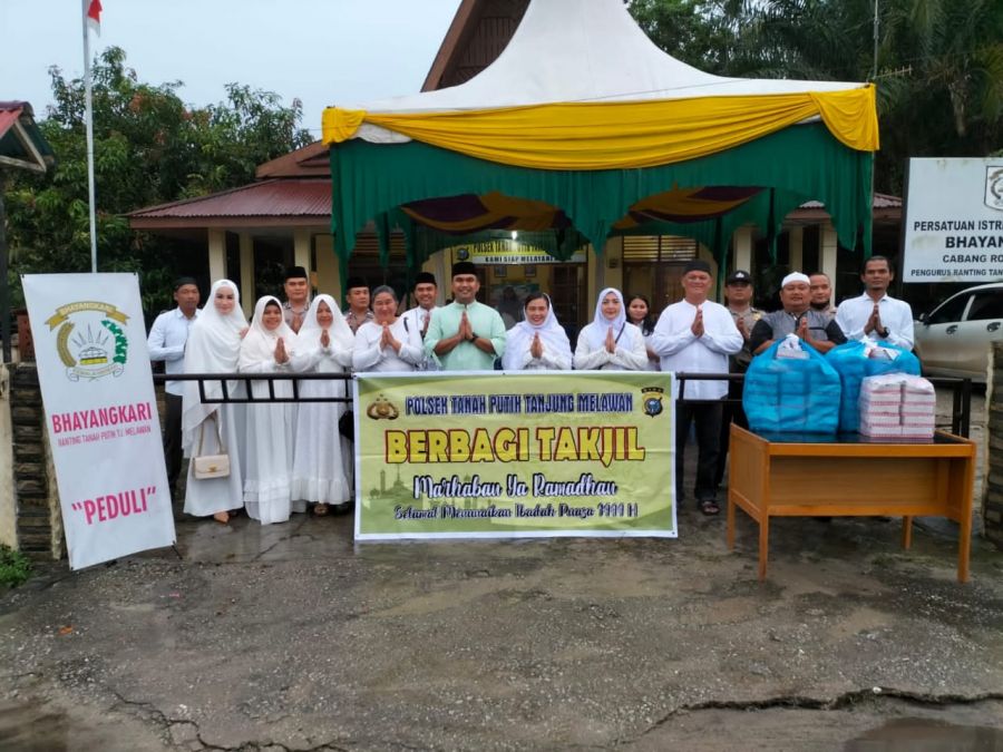 Polsek TPTM dan Bhayangkari Bagi Takjil Buka Puasa di Tanah Putih Tanjung Melawan.