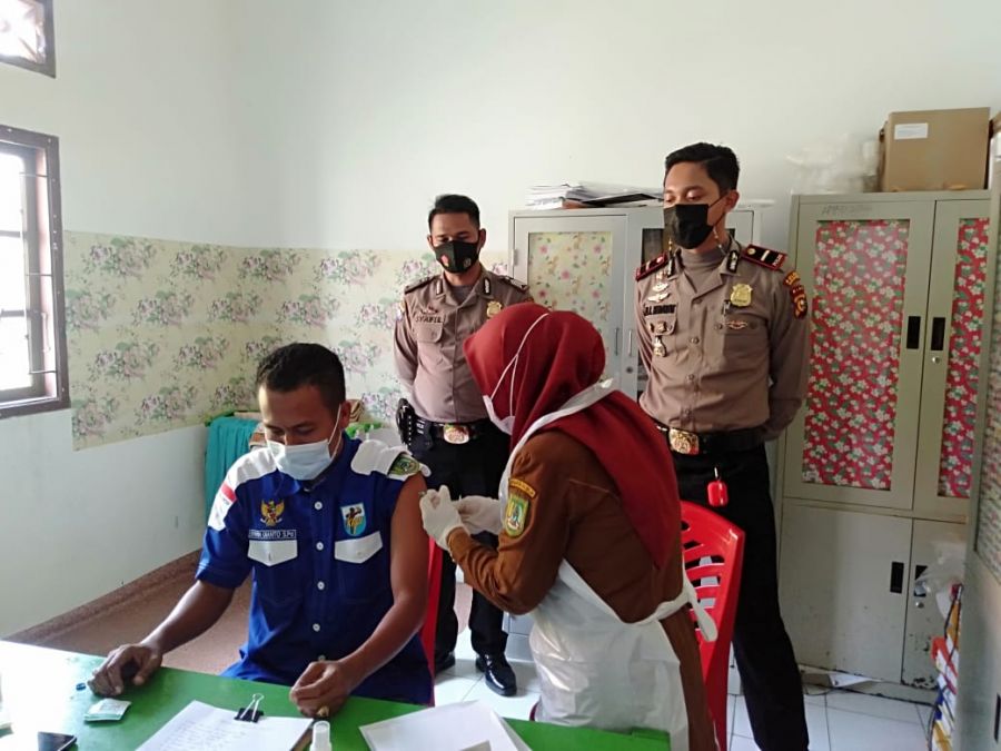 Polsek TPTM melaksanakan pengamanan vaksinasi terhadap lansia di Puskesmas Tanah Putih Tanjung Melawan