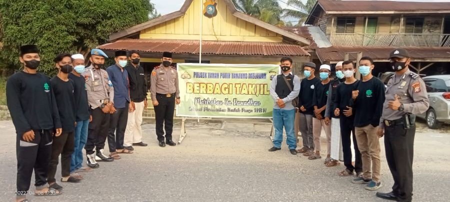 Polsek TPTM Rohil Bagikan Takjil Dan Masker Kepada Masyarakat Tanah Putih Tanjung Melawan.