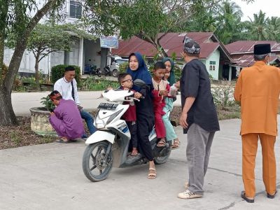 Berkah Ramadhan, Pasukan Adat Gagak Hitam Kecamatan Bangko Pusako Berbagi Takjil