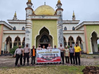 Jelang HUT Bhayangkara Ke 76, Jajaran Polsek TPTM Laksanakan Gotong Royong di Masjid