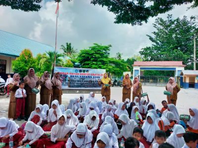 PT. Ruas Utama Jaya Salurkan Makan Bergizi Gratis (MBG) Di SDN 002 Melayu Besar*