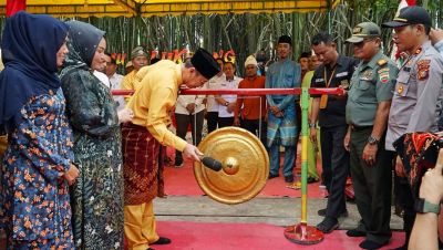Tabuh Gong, Bupati Rohil Buka Event Wisata Budaya 